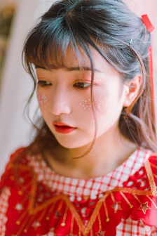 手伸进裙子按压揉捏花蒂